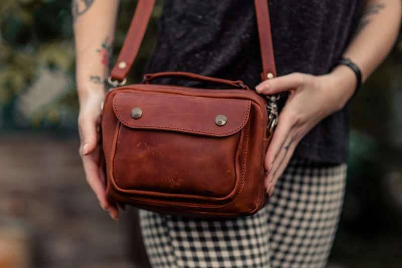 Umhängetasche Aus Echtem Leder Für Damen - Cognacfarbene Schultertasche Mit Reißverschlusstaschen Kompakte Handtasche, Personalisierung Möglich von BartBag