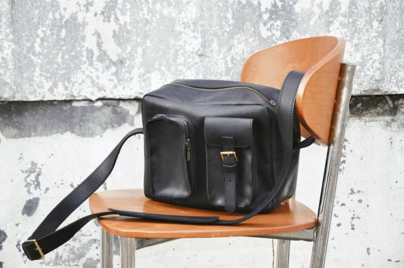 Umhängetasche Aus Echtem Leder Für Herren | Dunkelblaue Ledertasche Unisex-Arbeitstasche Personalisierte Kameratasche Männer von BartBag