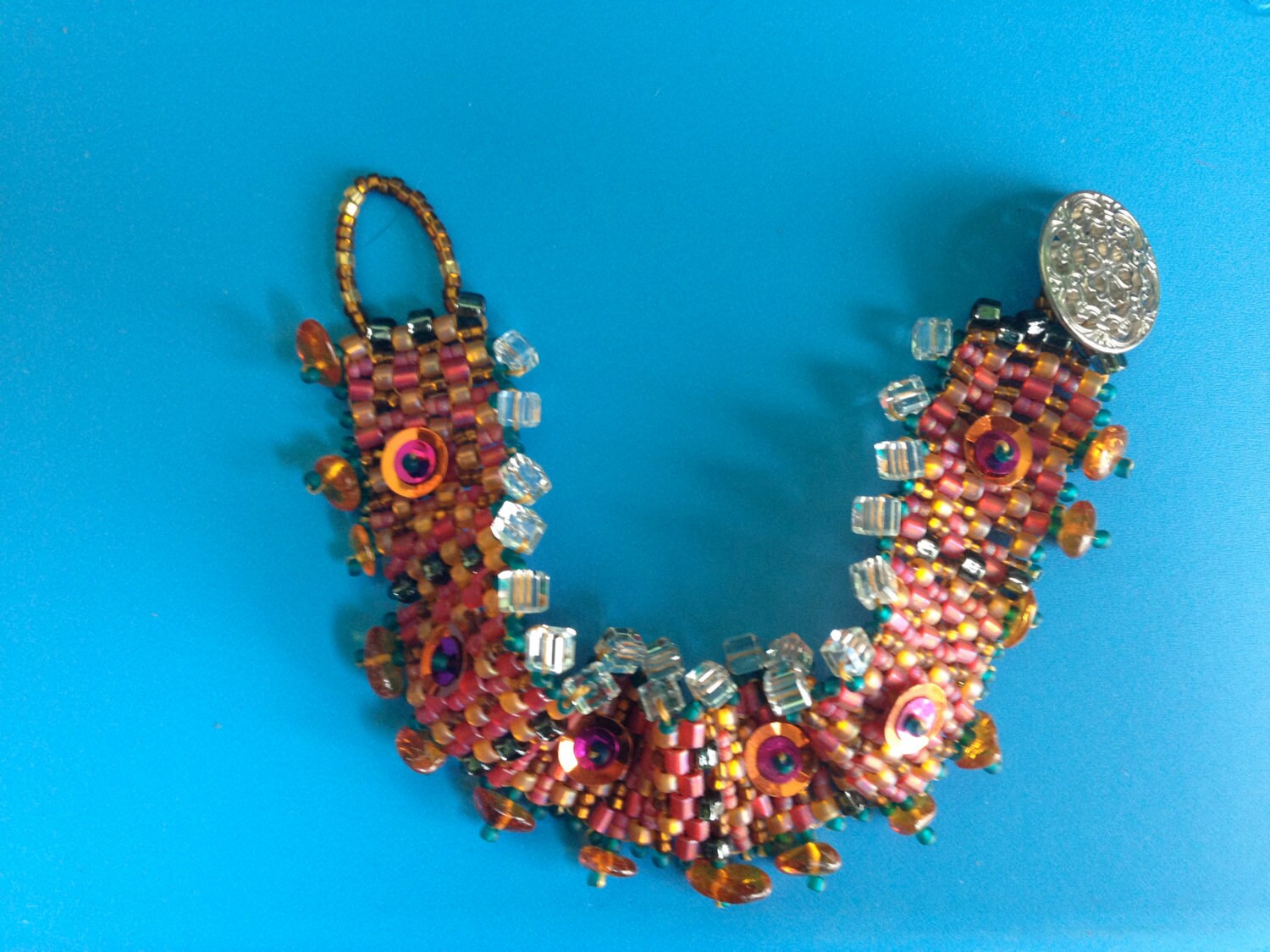 Bernstein, Orange, Rosa Perlenarmband Mit Pailletten, Kristallen - Schrullig Und Hell Vintage Knopfverschluss Handgefertigt Bernstein, Orange, Rosa Perlenarmband Mit Pailletten, Kristallen - Schrullig Und Hell Vintage Knopfverschluss Handgefertigt von BartleBead