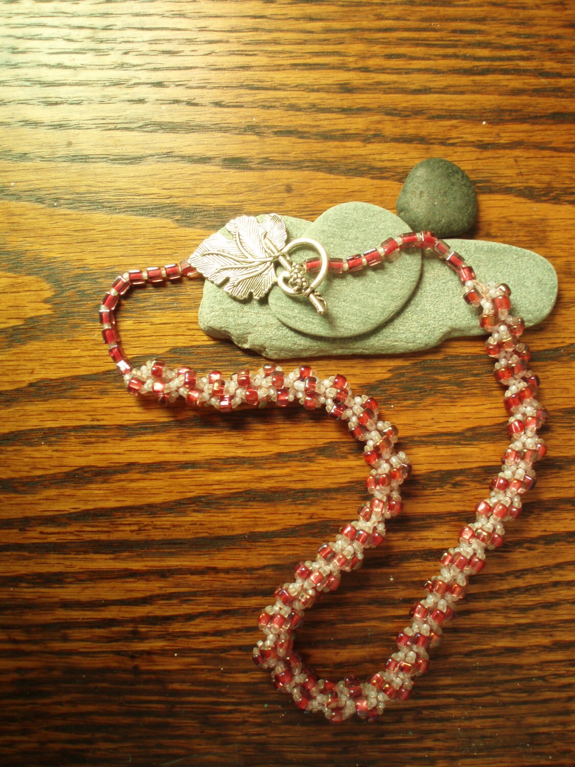 Magenta Pink Perlenkette Mit Blattverschluss Magenta Pink Perlenkette Mit Blattverschluss von BartleBead