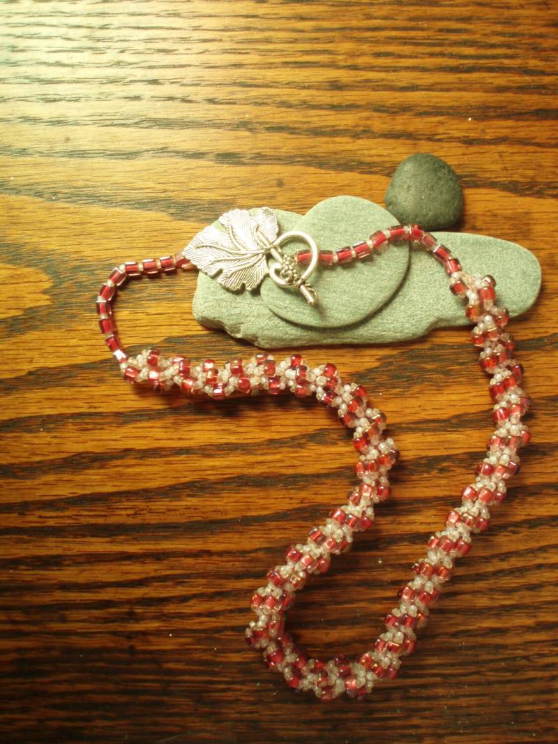 Magenta Pink Perlenkette Mit Blattverschluss Magenta Pink Perlenkette Mit Blattverschluss von BartleBead