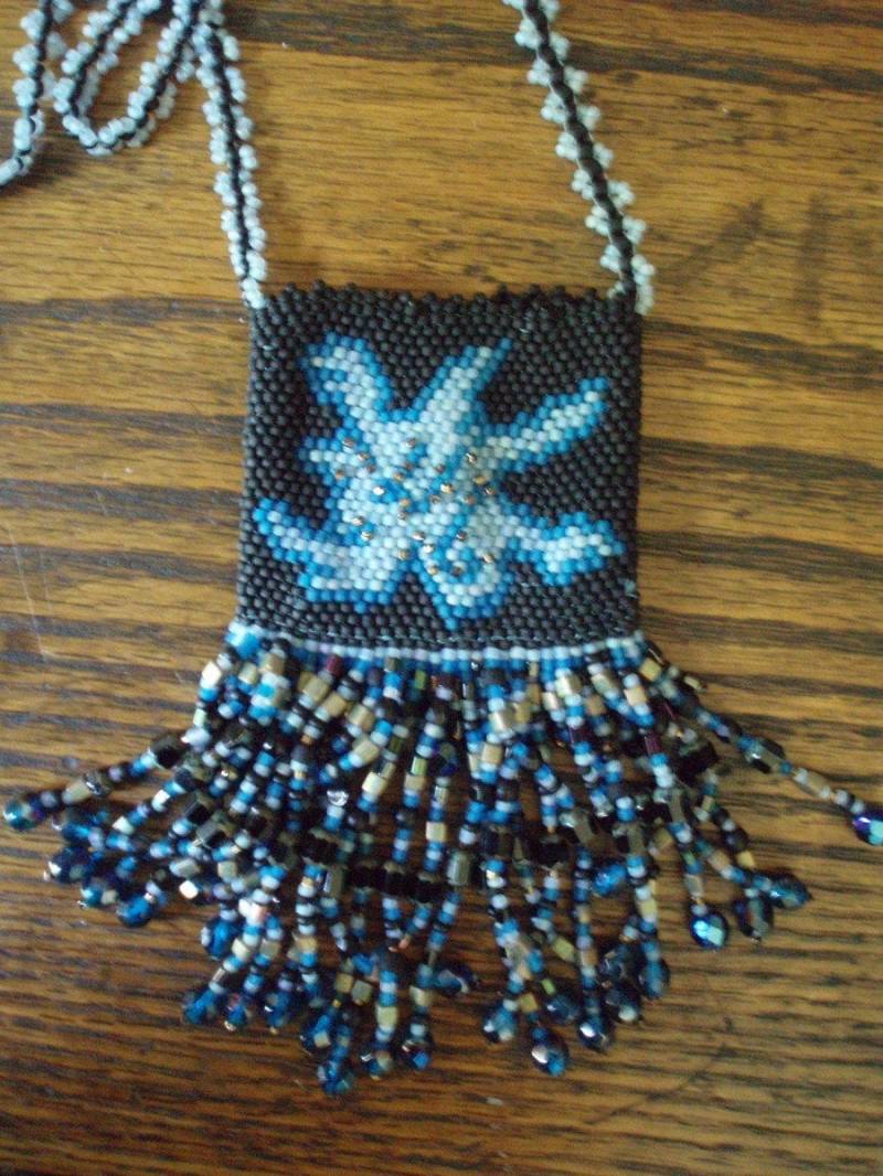 Mitternachtsblumen Perlen Reticule Blaue Und Schwarze Halskette Mit Buddha Anhänger Amulett Tasche Handgewebt Glasperlen Kristalle Mitternachtsblumen Perlen Reticule Blaue Und Schwarze Halskette Mit Buddha Anhänger Amulett Tasche Handgewebt Glasperlen Kristalle von BartleBead