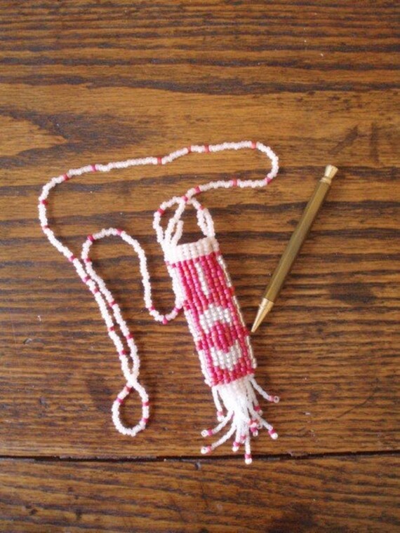 Rosa Halskette Mit Schreibstift Anhänger Glasperlen Handgefertigt Antiker Druckbleistift Inklusive Rosa Halskette Mit Schreibstift Anhänger Glasperlen Handgefertigt Antiker Druckbleistift Inklusive von BartleBead