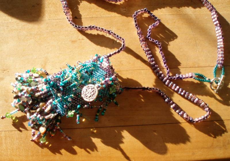 Treasure Under The Sea Amulett Tasche, Grün Und Blau Mit Kristallen Perlmutt Treasure Under The Sea Amulett Tasche, Grün Und Blau Mit Kristallen Perlmutt von BartleBead