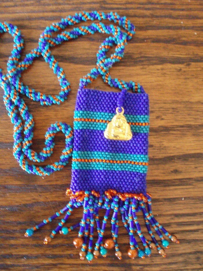 True Blues Buddha Reticule Glasperlen Handgewebt Amuletttasche Mit Buddha-Charm True Blues Buddha Reticule Glasperlen Handgewebt Amuletttasche Mit Buddha-Charm von BartleBead