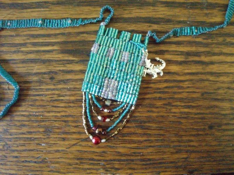 Türkise Burgreticule Mit Drachenanhänger, Granat Und Perle Kleine Amuletttasche Halskette Handgefertigt Türkise Burgreticule Mit Drachenanhänger, Granat Und Perle Kleine Amuletttasche Halskette Handgefertigt von BartleBead