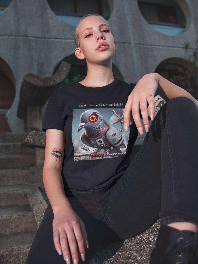 German Version - Funny Conspiracy Theory T-Shirt, Pigeon Watching Us All von BartsArtsBerlin