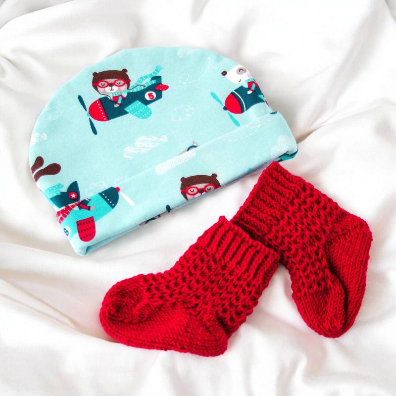 Babyset „Flieger" - Biojersey-Mütze & Handgestrickte Söckchen von BarunShop