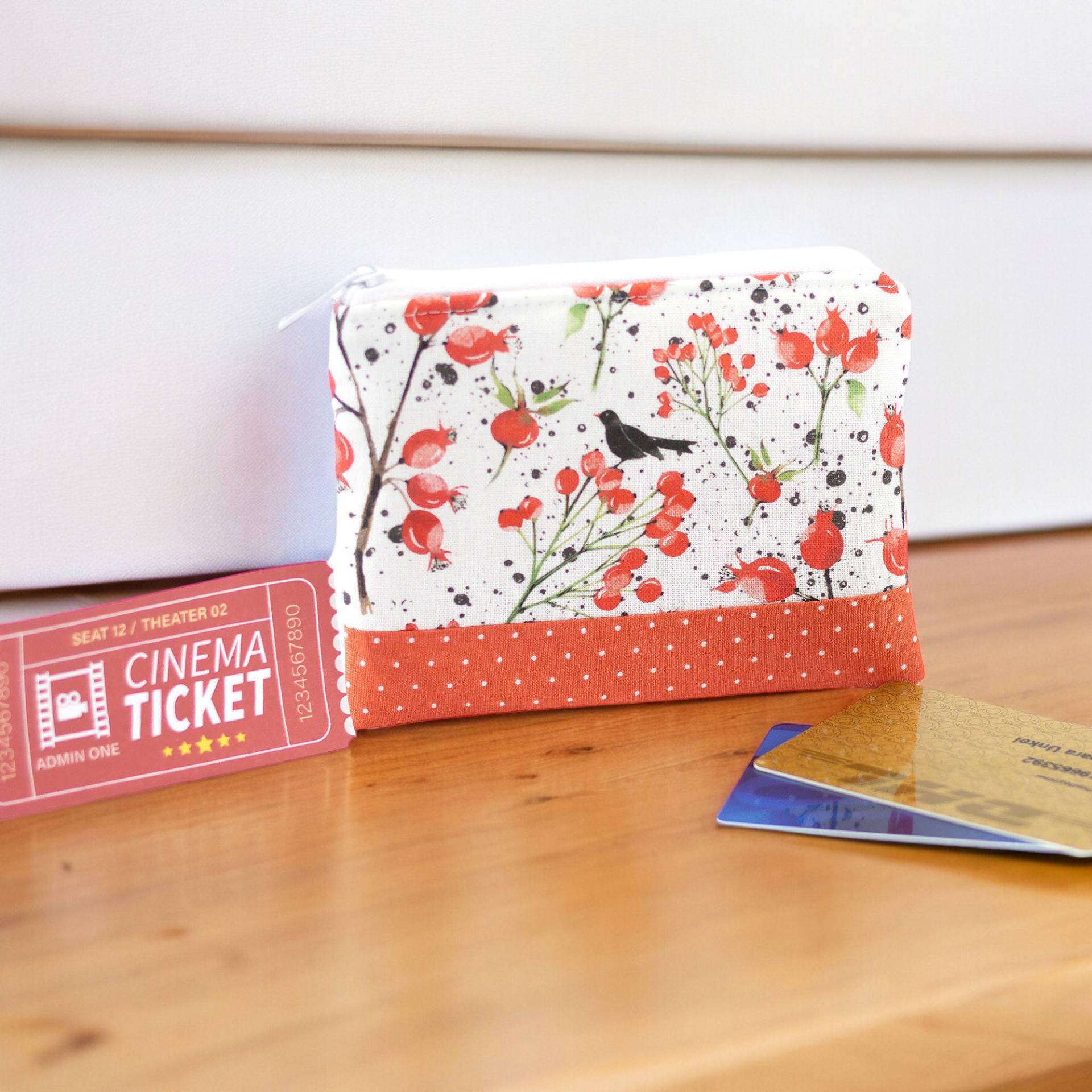 Minitasche Oder Portemonnaie Für Frauen Mit Hagebutten Druck von BarunShop