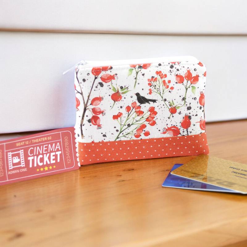 Minitasche Oder Portemonnaie Für Frauen Mit Hagebutten Druck von BarunShop