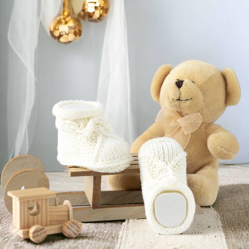 Weiße Babyschuhe Handgestrickt Aus Weicher Wolle Zur Taufe von BarunShop