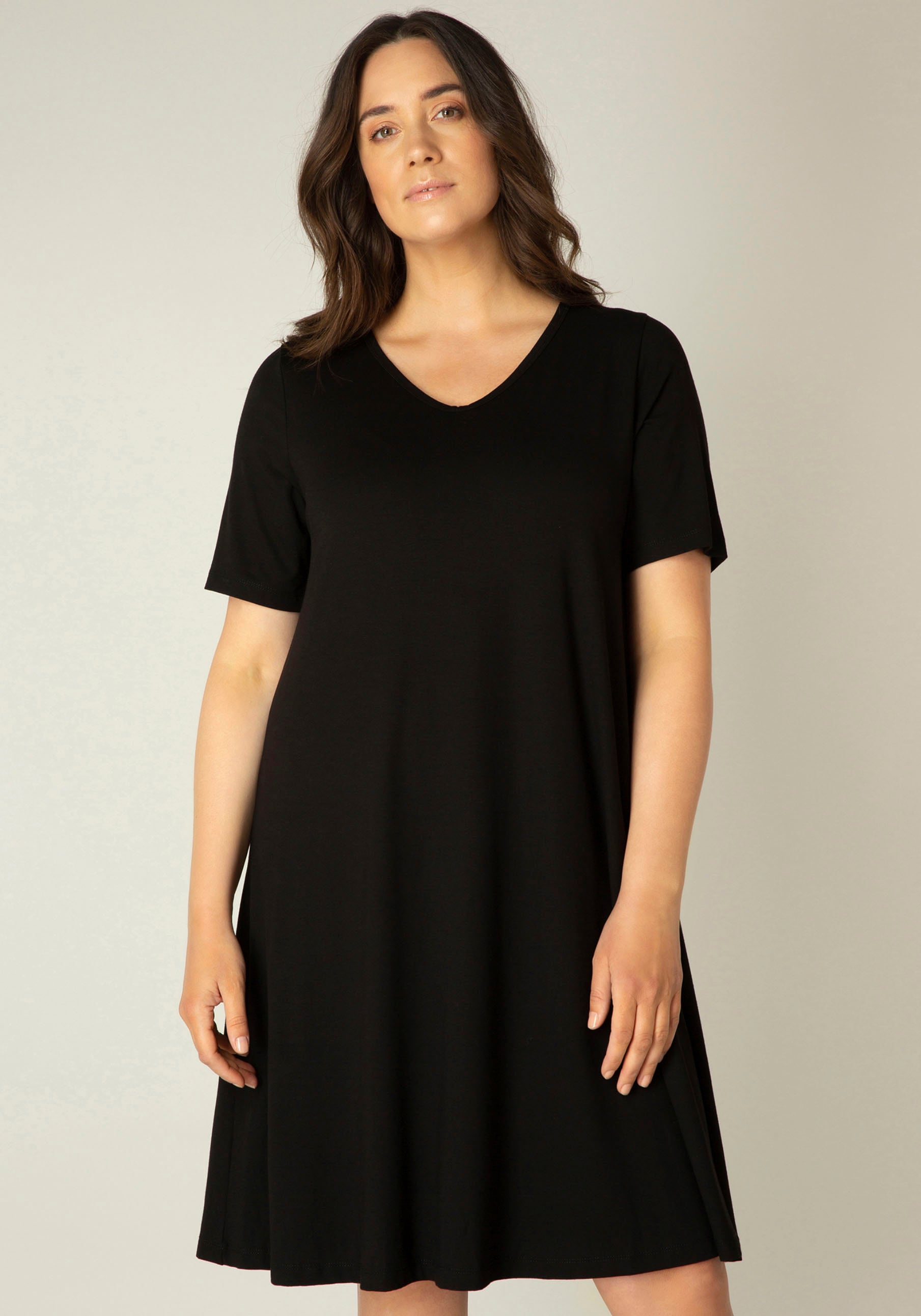 Base Level Curvy Shirtkleid "Abernathy", In leicht ausgestellter Form von Base Level Curvy