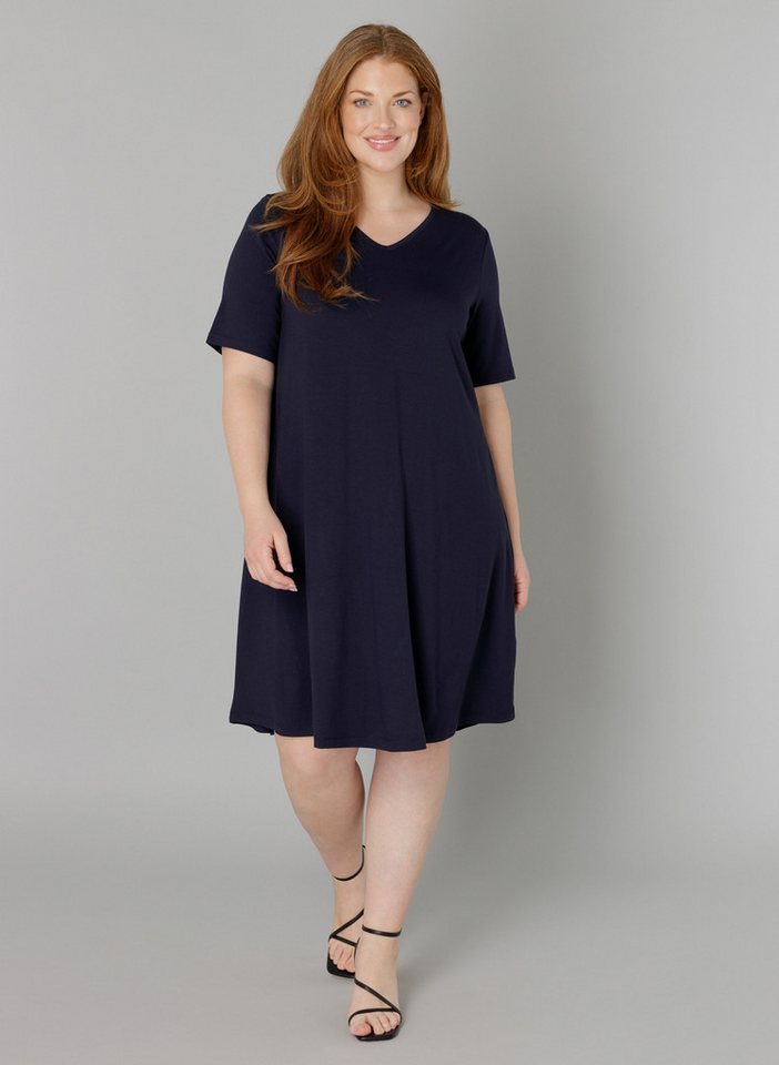 Base Level Curvy Shirtkleid Abernathy In leicht ausgestellter Form von Base Level Curvy