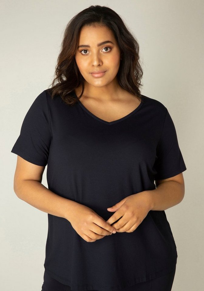 Base Level Curvy T-Shirt Alba mit V-Ausschnitt von Base Level Curvy