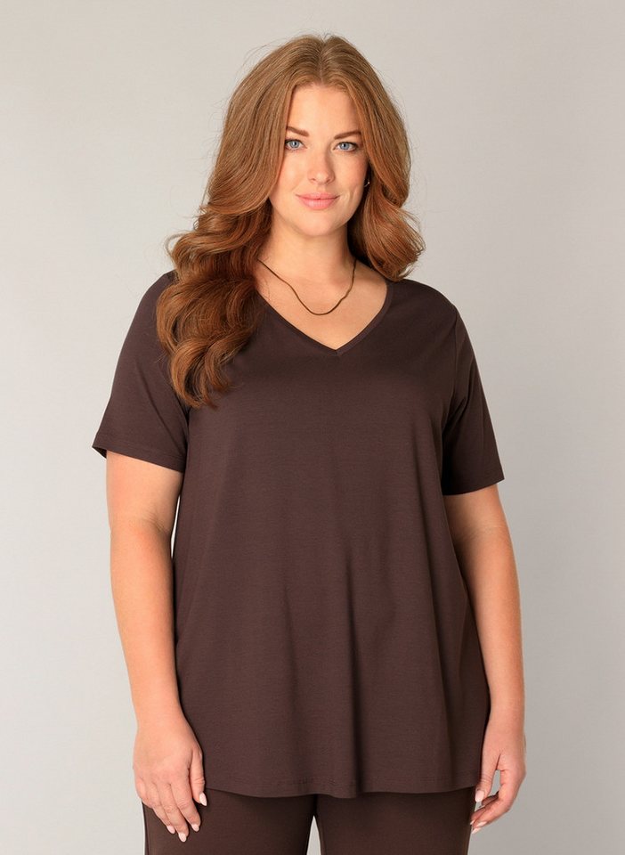Base Level Curvy T-Shirt Alba mit V-Ausschnitt von Base Level Curvy