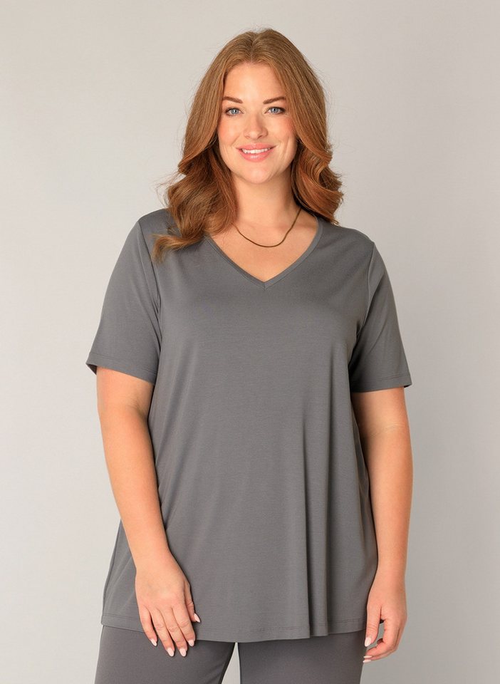 Base Level Curvy T-Shirt Alba mit V-Ausschnitt von Base Level Curvy