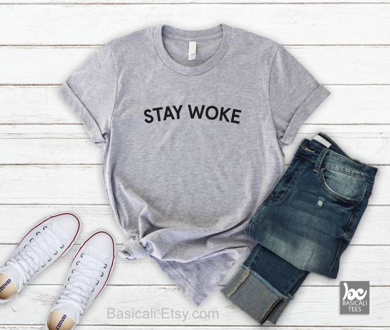 Bleib Wach Shirt Weiches Heather Grey Unisex T-Shirt von BasiCali