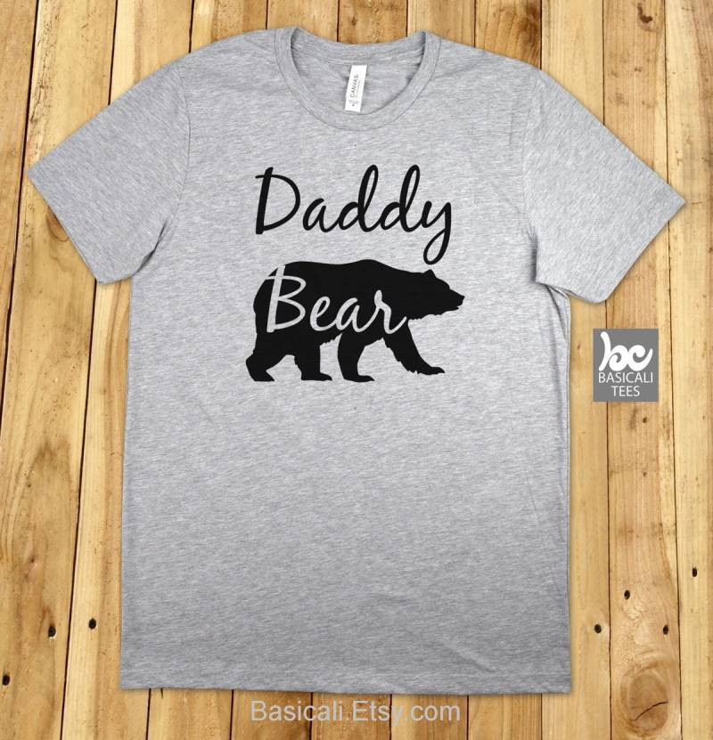 Daddy Bär Shirt Weiches Unisex Papa T-Shirt von BasiCali