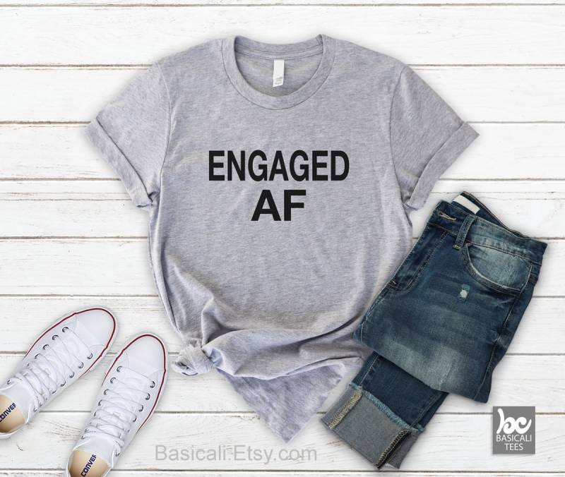 Engagiertes Af Shirt Weiches Unisex Verlobungs T-Shirt von BasiCali