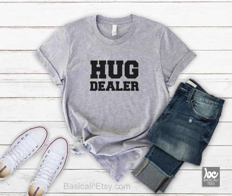 Hug Dealer Shirt, Freundlichkeit Geschenke, Be Kind, Spread Hugs von BasiCali