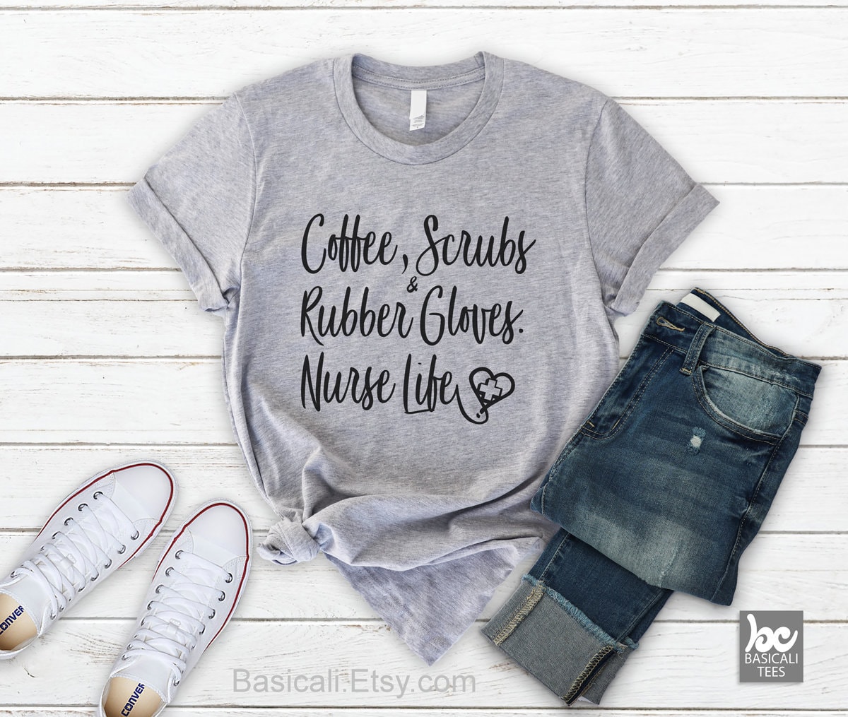 Kaffee Scrubs & Gummihandschuhe Krankenschwester Shirt - Unisex Baumwoll T-Shirt von BasiCali