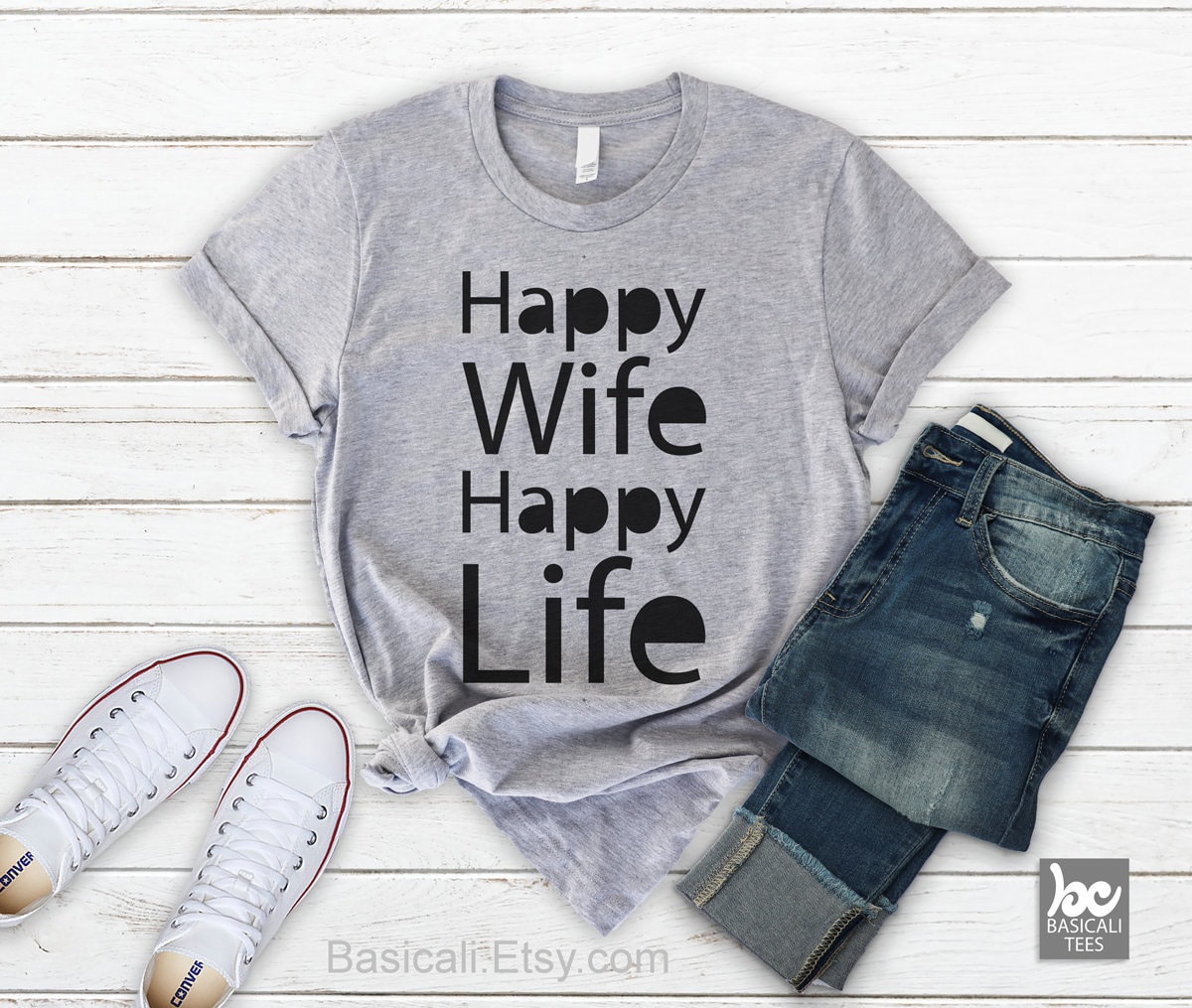 "Lustiges "Happy Wife Happy Life" Unisex T-Shirt Aus Baumwolle." von BasiCali