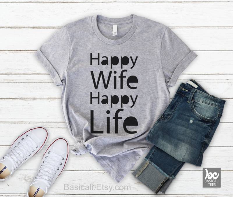 "Lustiges "Happy Wife Happy Life" Unisex T-Shirt Aus Baumwolle." von BasiCali