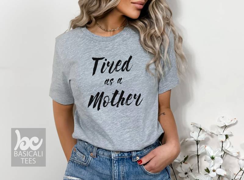 Müde Wie Eine Mutter Shirt Weiches Unisex T-Shirt, Lustiger Mama Spruch von BasiCali