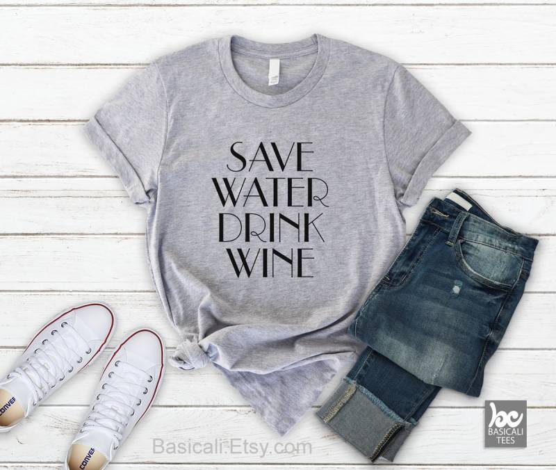Save Water Drink Wine Shirt Weiches Unisex T-Shirt, Weinliebhaber Geschenk von BasiCali