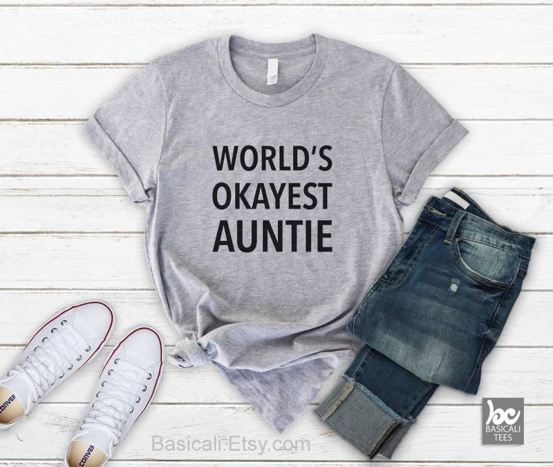 World's Okayest Auntie T-Shirt Bequemes Unisex Geschenk Für Tante von BasiCali