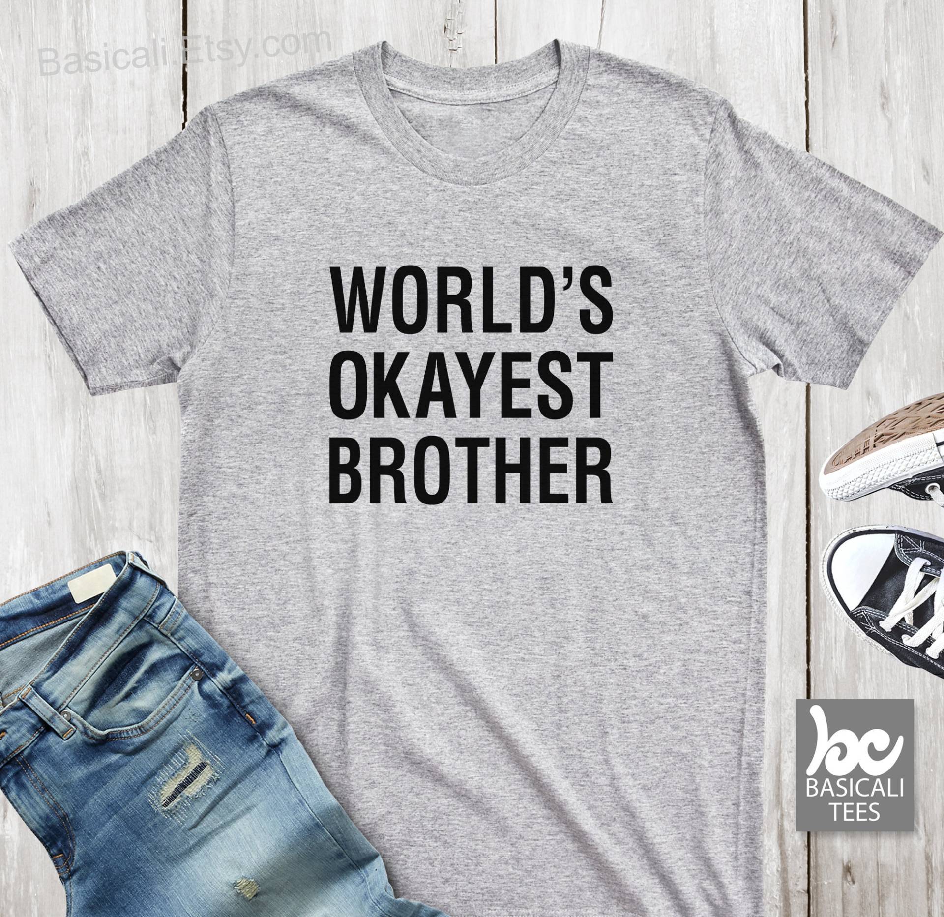 World's Okayest Brother Shirt - Lustiges Bruder Geschenk von BasiCali