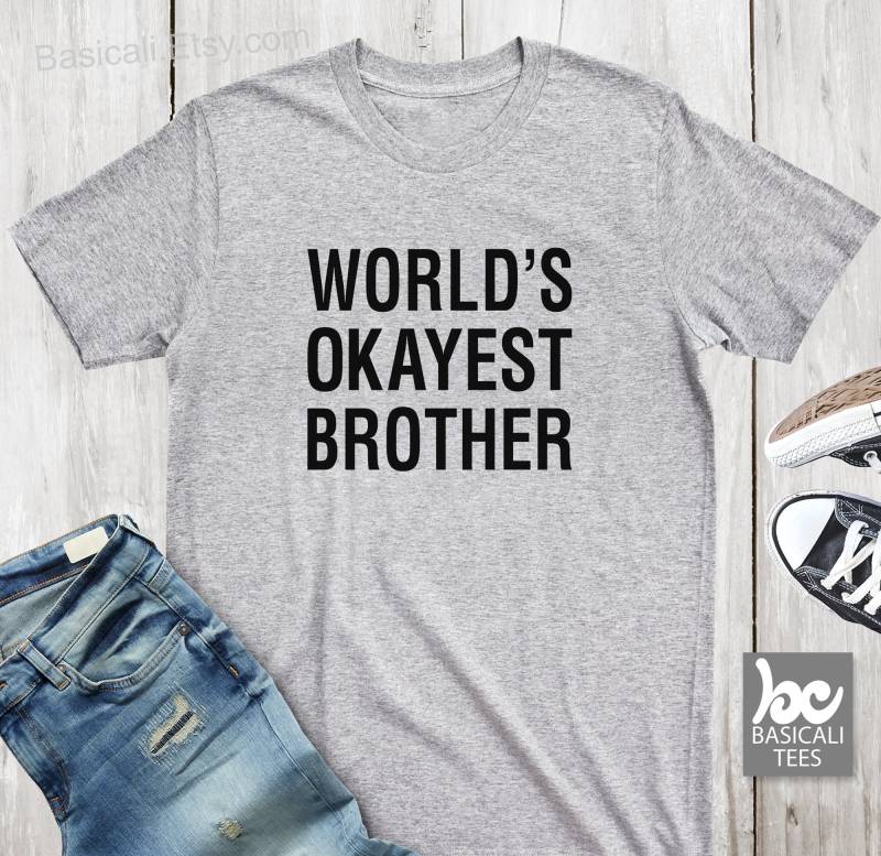 World's Okayest Brother Shirt - Lustiges Bruder Geschenk von BasiCali