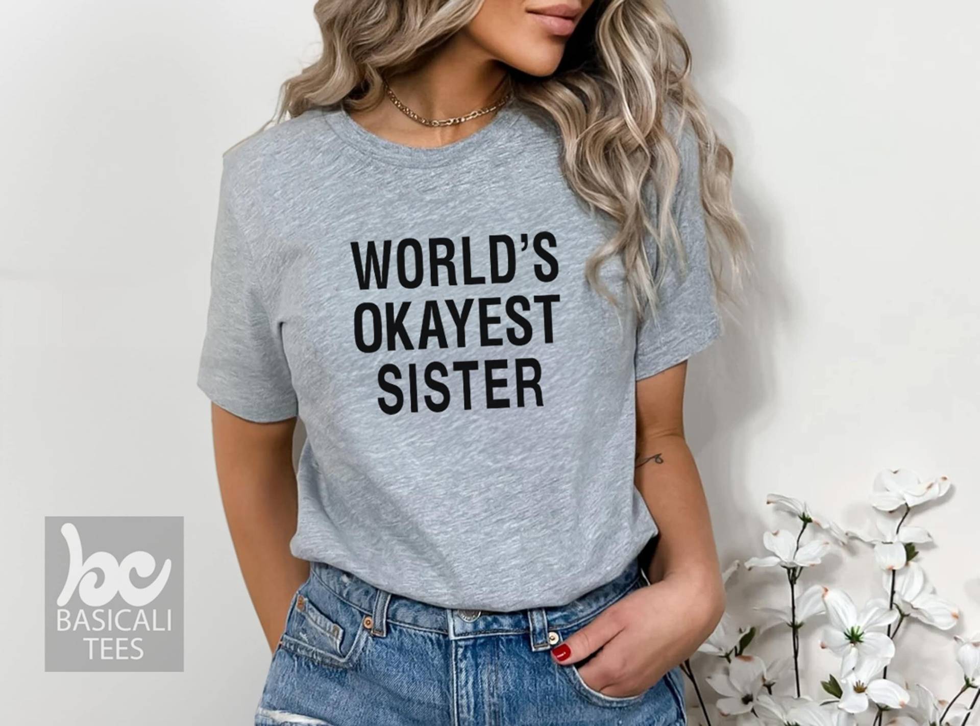 World's Okayest Sister T-Shirt Lustiges Geschenk Für Geschwister von BasiCali