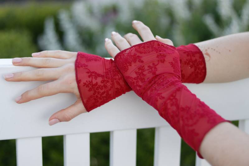 Elegante Rote Stulpen Bestickt von BasiaKollek