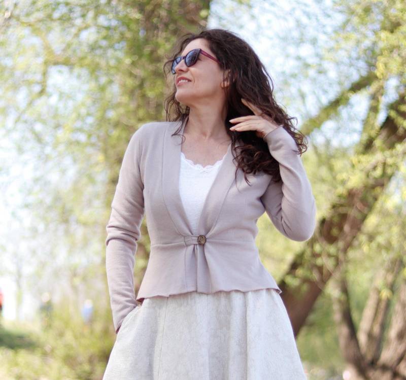 Kurzer Cardigan Jäckchen Merinowolle Elfenbein von BasiaKollek