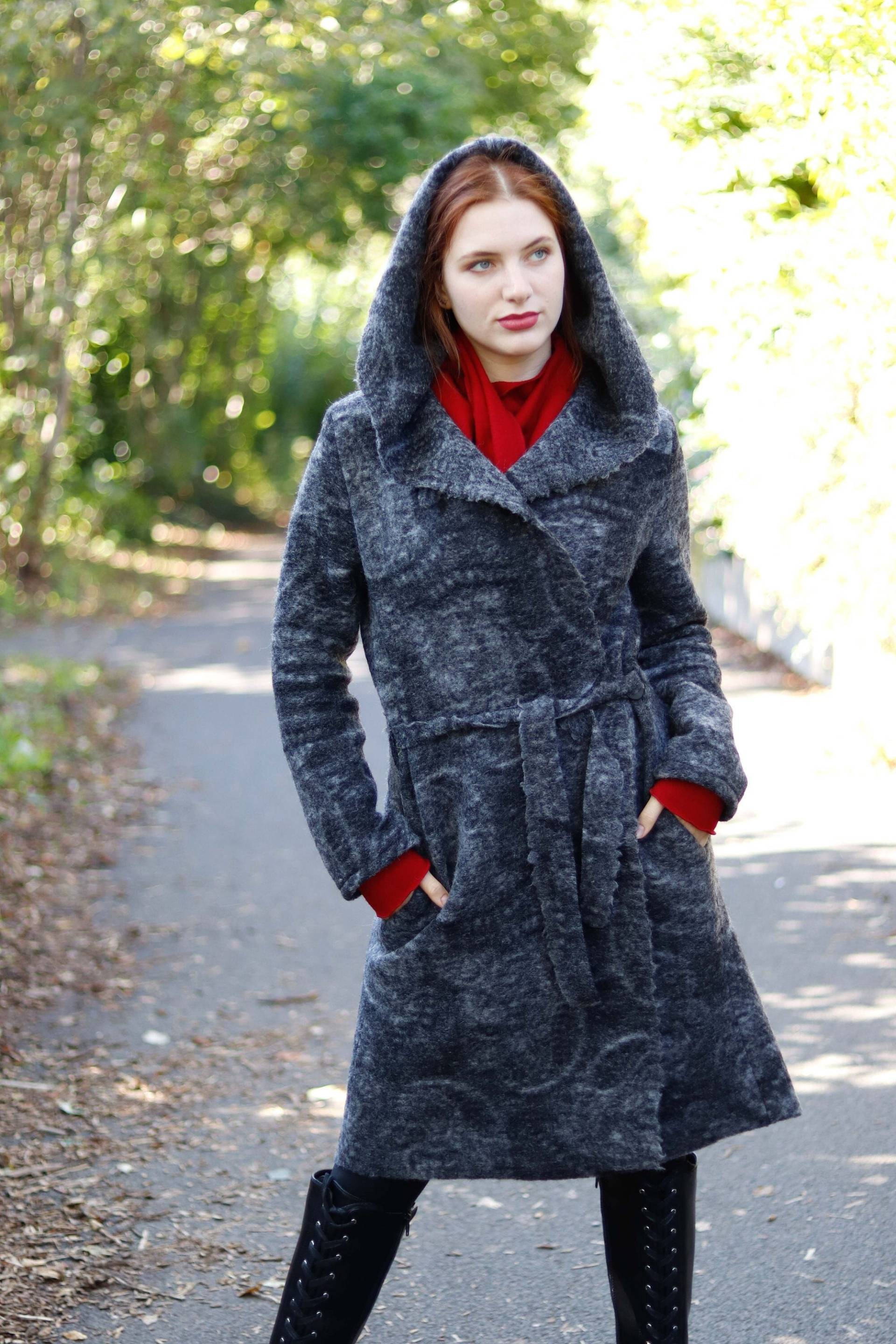 Leichter Wollmantel Grau Schwarz Mit Paisleymuster Hellgrau Leichter Wollmantel Grau Schwarz Mit Paisleymuster Hellgrau von BasiaKollek