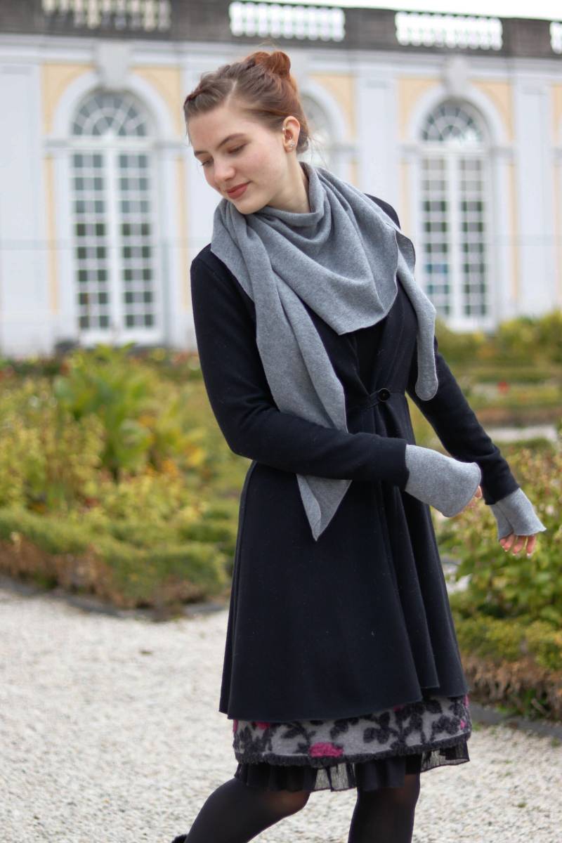 Schal Bananenform Merinowolle Grau Hellgrau von BasiaKollek