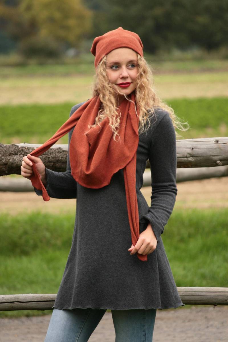 Schal Bananenform Merinowolle Terracotta Meliert von BasiaKollek