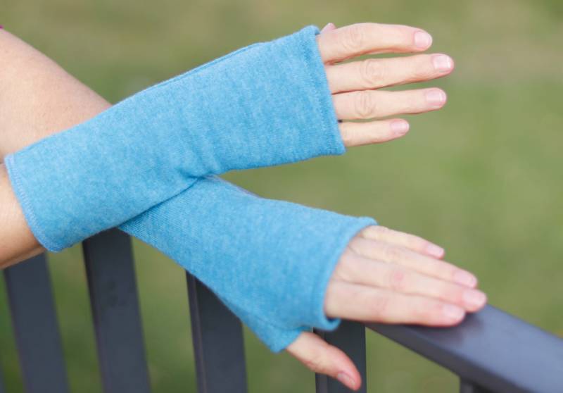 stulpen Daumenloch Merinowolle Hellblau von BasiaKollek