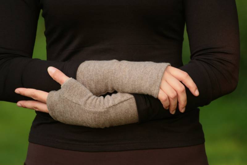 stulpen Daumenloch Merinowolle Taupe von BasiaKollek