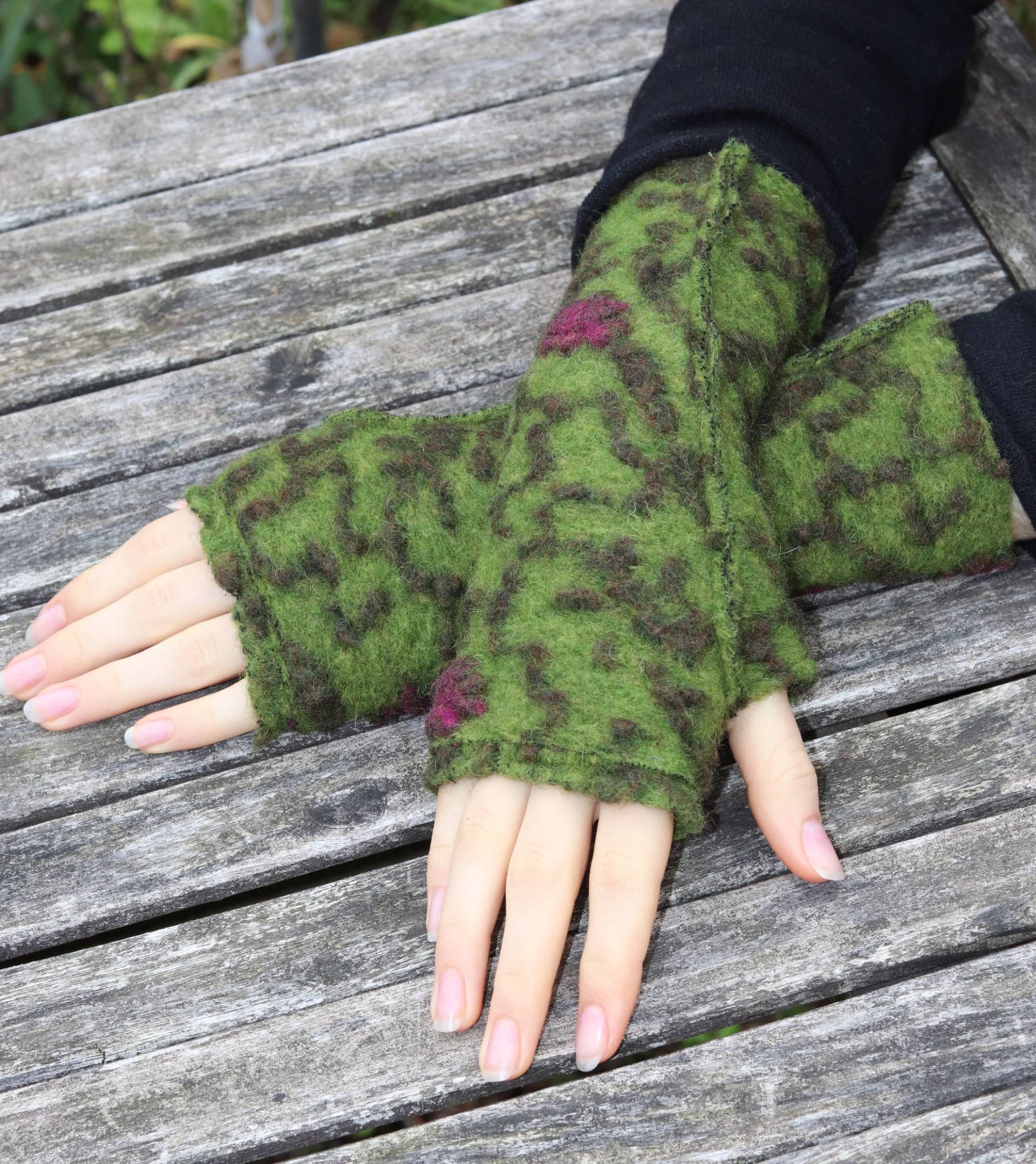 stulpen Wolle Daumenloch Grün Mit Blumenranken Dunkelgün Fuchsia von BasiaKollek