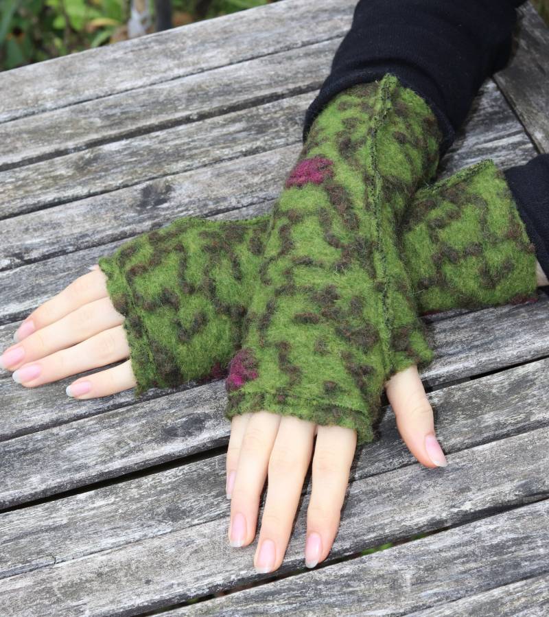 stulpen Wolle Daumenloch Grün Mit Blumenranken Dunkelgün Fuchsia von BasiaKollek