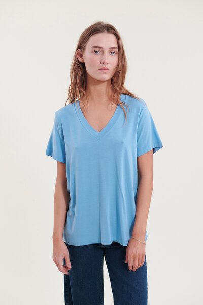 Basic Apparel T-Shirt JOLINE mit V-Ausschnitt aus Tencel von Basic Apparel