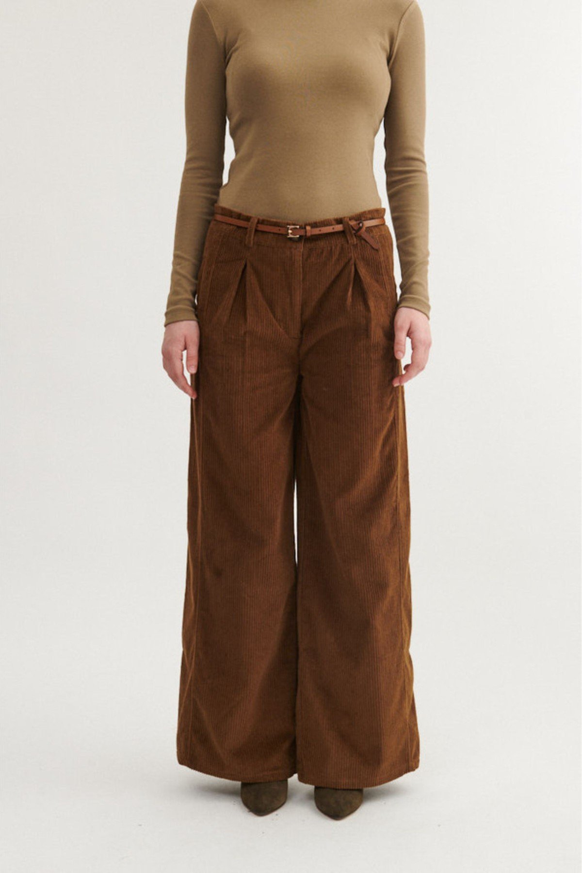 Hose Cord Ida Braun von Basic Apparel