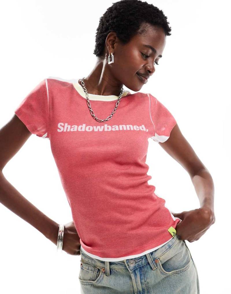 Basic Pleasure Mode - Knapp geschnittenes T-Shirt in Rot und Weiß mit „Shadowbanned"-Print von Basic Pleasure Mode