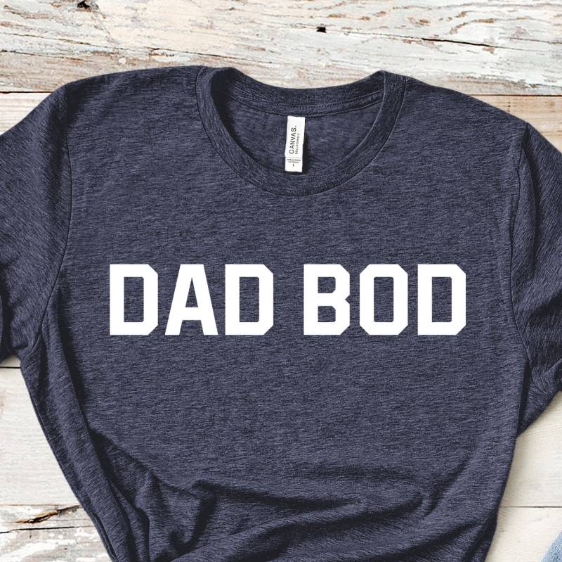 Dad Bod | Unisex Kurzarm Shirt Mehrere Farboptionen Auf Bestellung von BasicBitchDesigns