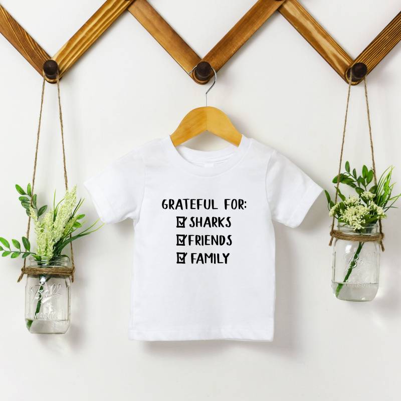Dankbar Für Haie Freunde Familie | Kleinkind T-Shirt Mehrere Farboptionen Auf Bestellung von BasicBitchDesigns