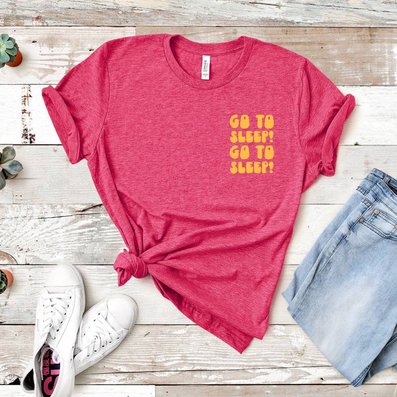 Geh Schlafen | Rhony Zitat Kurzarm Shirt Mehrere Farboptionen Auf Bestellung Geh Schlafen | Rhony Zitat Kurzarm Shirt Mehrere Farboptionen Auf Bestellung von BasicBitchDesigns