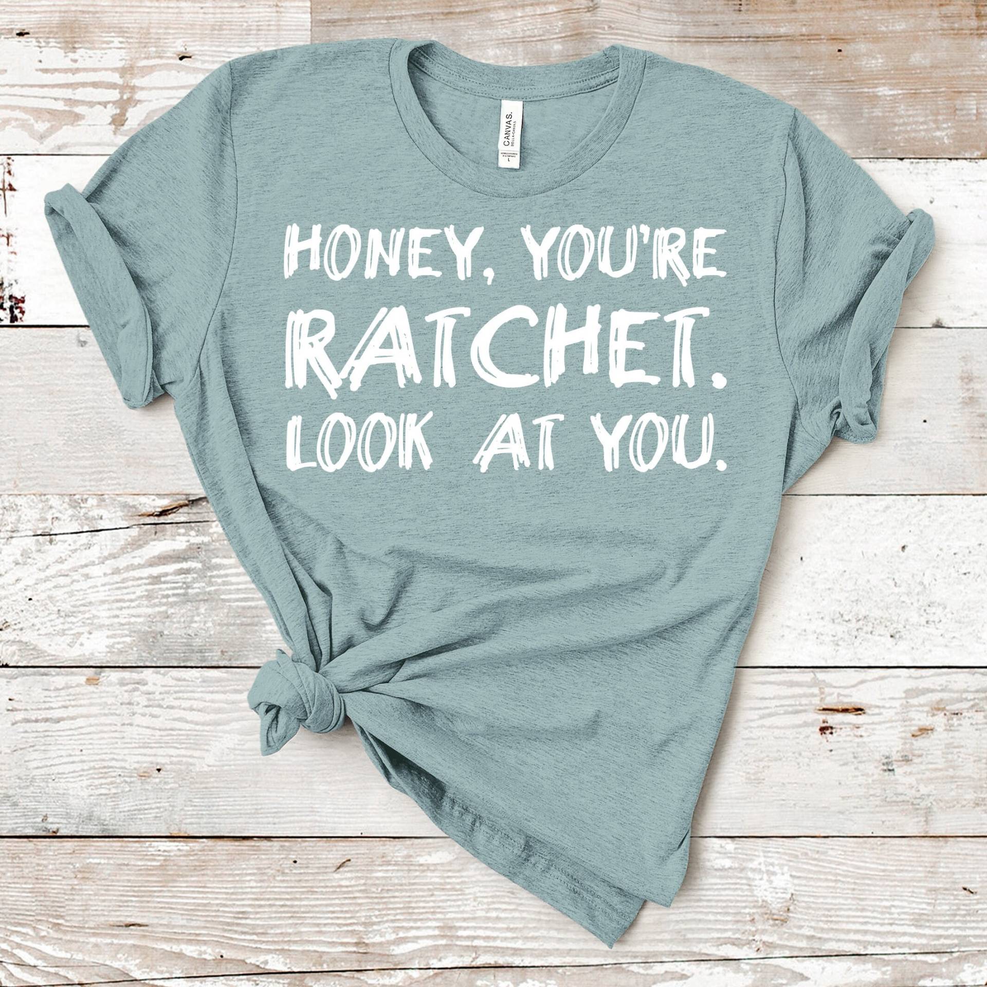 Schatz, Du Bist Ratchet. Schau Dich An. | James Kennedy Zitat Kurzarm Shirt Mehrere Farboptionen Auf Bestellung Schatz, Du Bist Ratchet. Schau Dich An. | James Kennedy Zitat Kurzarm Shirt Mehrere Farboptionen Auf Bestellung von BasicBitchDesigns