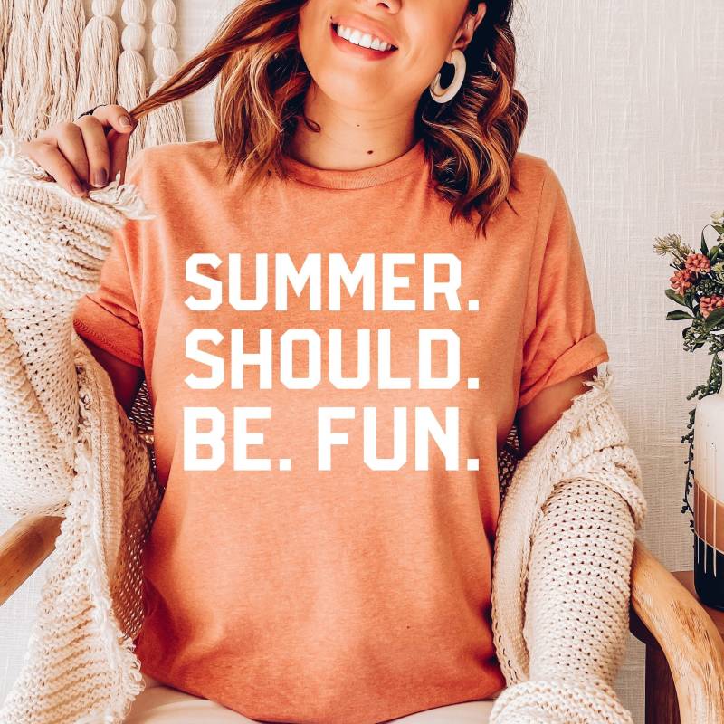Sommer. Sollte. Sei. Spaß. | Sommer Haus Zitat Unisex Kurzarm Shirt Mehrere Farboptionen Auf Bestellung Sommer. Sollte. Sei. Spaß. | Sommer Haus Zitat Unisex Kurzarm Shirt Mehrere Farboptionen Auf Bestellung von BasicBitchDesigns